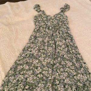 Small Jessica Simpson dress. Second pick is the true color.